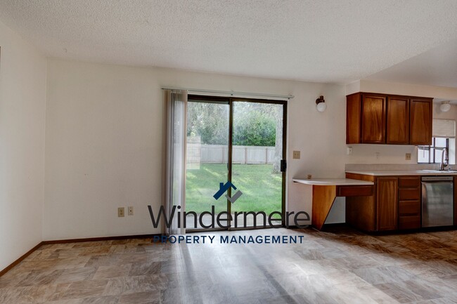 Building Photo - 4 Bedroom 2.5 Bathroom Home Close to West ...