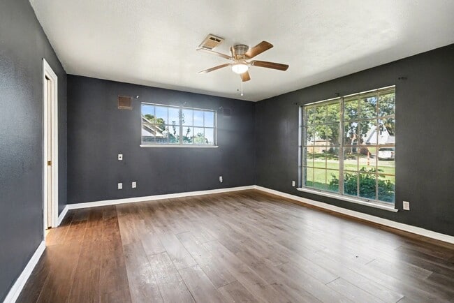 Building Photo - 5001 Glenhaven Dr