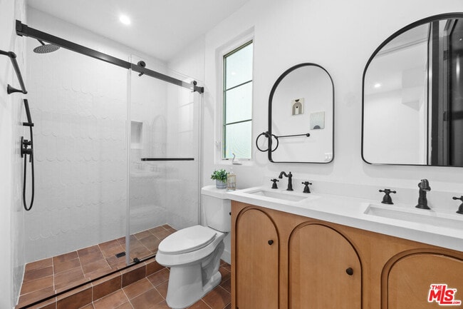 Building Photo - 2324 S Dunsmuir Ave