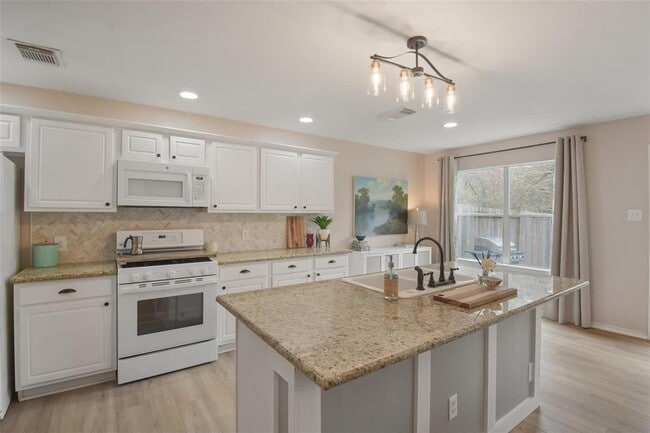 Building Photo - 7 S Villa Oaks Dr