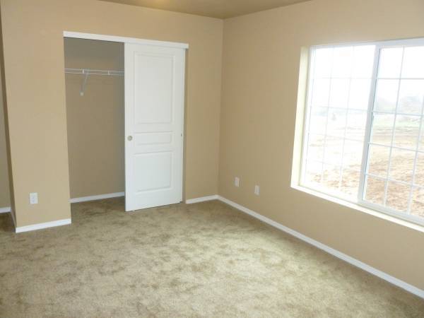 Building Photo - 3 BED TOWNHOME READY SOON!!