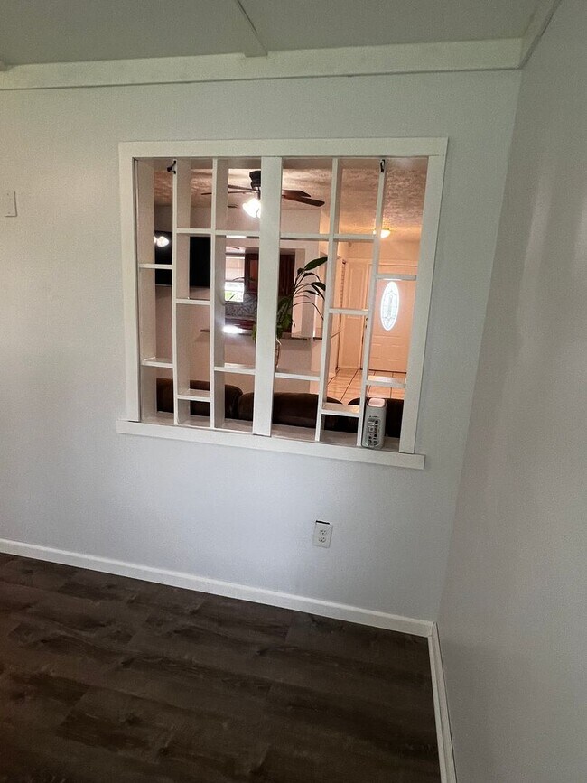 Building Photo - 3 BEDROOM 2 BATH CONVENIENTLY LOCATED WITH A TROPICAL OASIS IN THE BACK YARD!