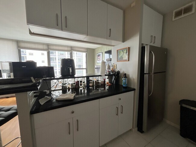 Building Photo - GOLD COAST - FANTASTIC 1BD/1BTH APARTMENT FOR RENT!