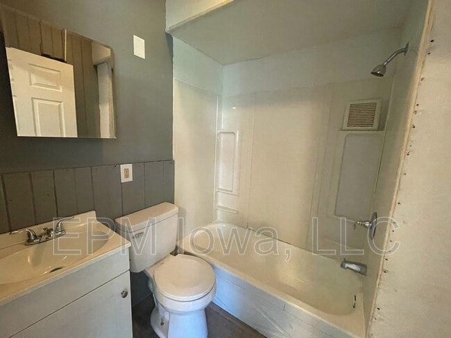 Building Photo - 1148 Columbia St