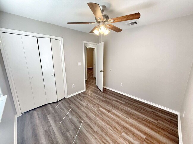 Building Photo - Spacious 3 Bedroom, 2 Bath Duplex with 1-C...