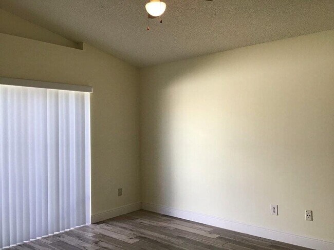 Building Photo - 176 Dahlia Village Cir