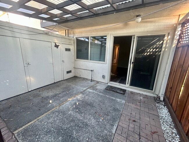 Building Photo - Marina Gardens Townhouse!  End unit, excel...