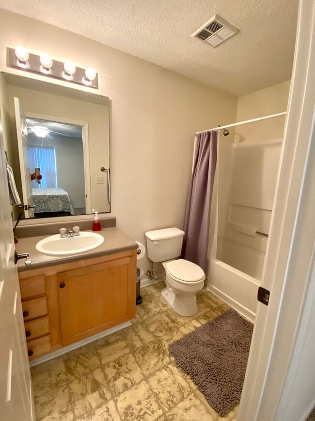 Building Photo - 4 Bedroom Condo in Harts Cove!