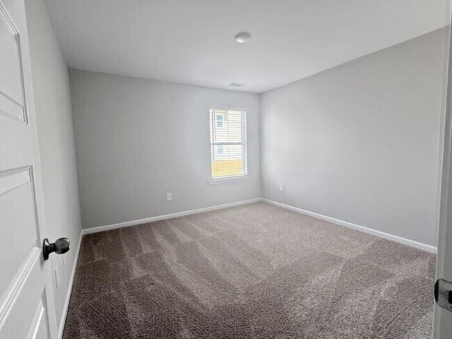 Building Photo - House - 3 beds, 3 baths,