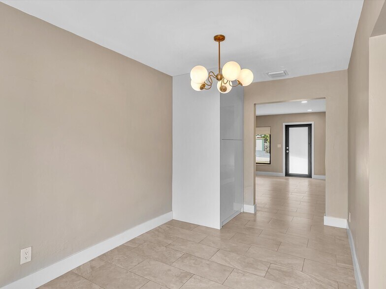 Building Photo - 5408 NE 3rd Ter