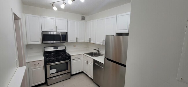 Building Photo - 45 River Dr S