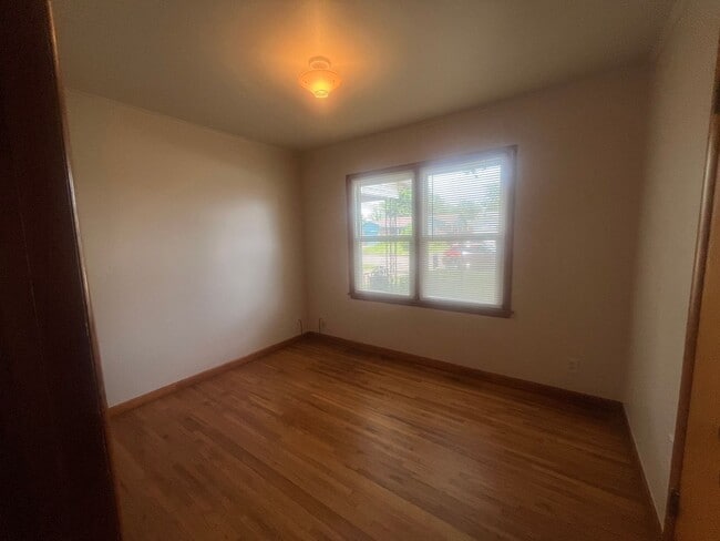 Building Photo - Midtown bungalow, beautiful hard wood floors, lots of natural light.