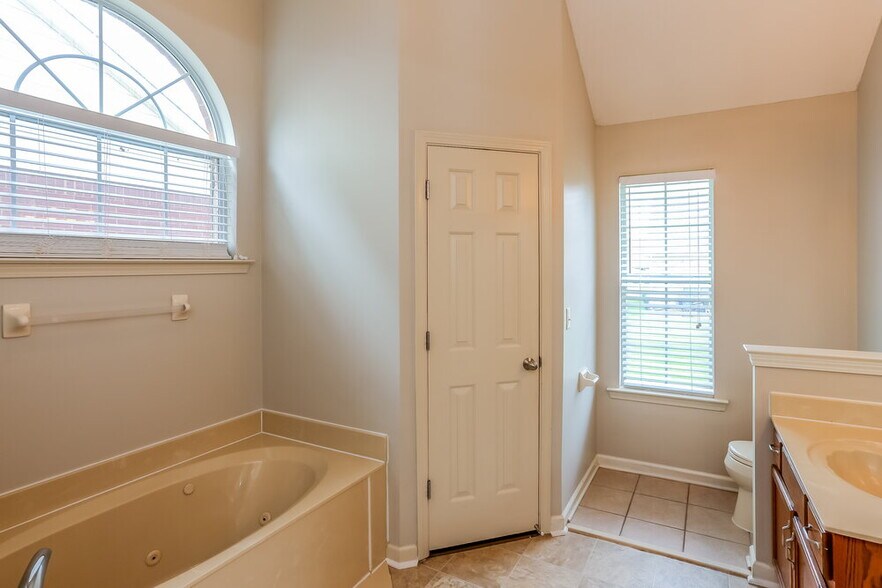 Building Photo - 4832 Ashcroft Dr