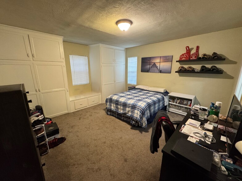 Large 12.5' x 14.5' Primary Suite - 11050 Keswick St