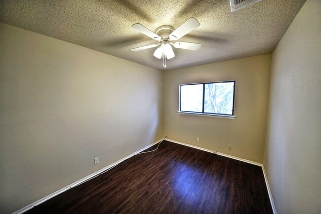 Building Photo - Cozy 3-Bed, 2-Bath with Fireplace in Prime NW Location - Realtor Commission: $500