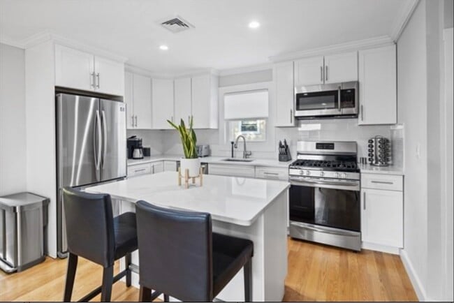 Building Photo - 14 Everett St