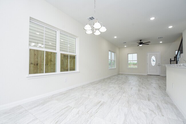 Building Photo - 2807 Topiary Ln