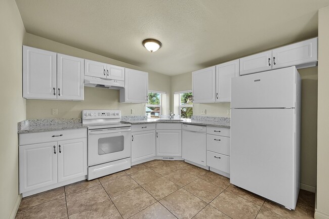 Building Photo - Nestled in DT OCC- Updated 2 bed 1 bath, w...