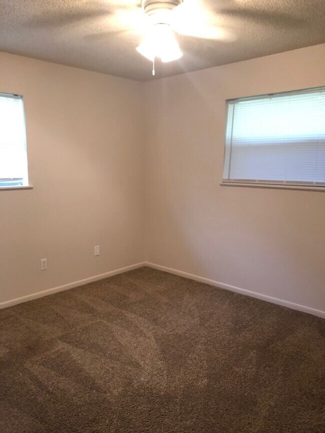 Building Photo - 1208 Alpine Dr