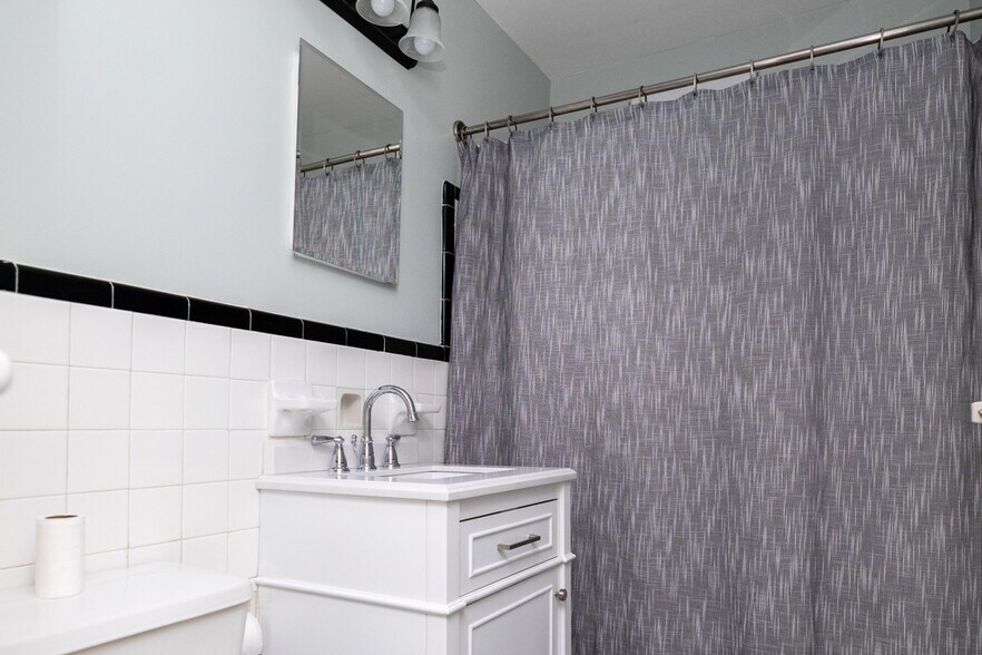 Building Photo - 1700 N Elm St