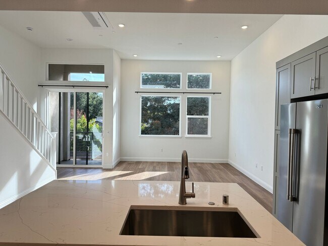 Building Photo - New Luxury Townhouse in Saratoga