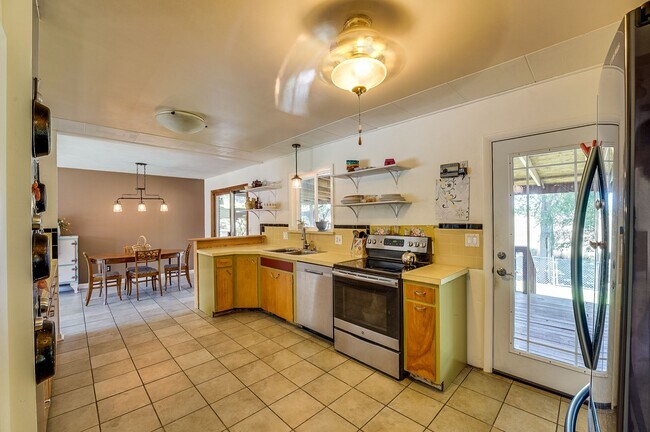 Building Photo - 4 bed, 2 bath Ranch Home near City Park W/ Finished Bsmt & Fenced Yard!