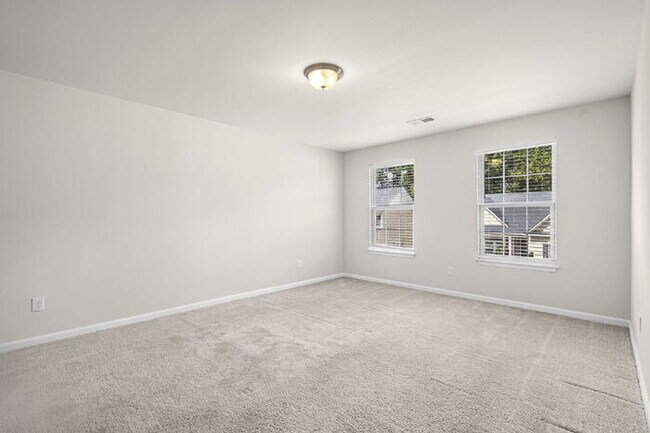 Building Photo - Charming 4-Bedroom Retreat with Cozy Fireplace in Fountain Inn
