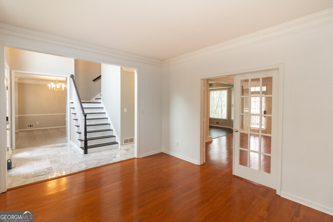 Building Photo - 155 Glenwood Ln