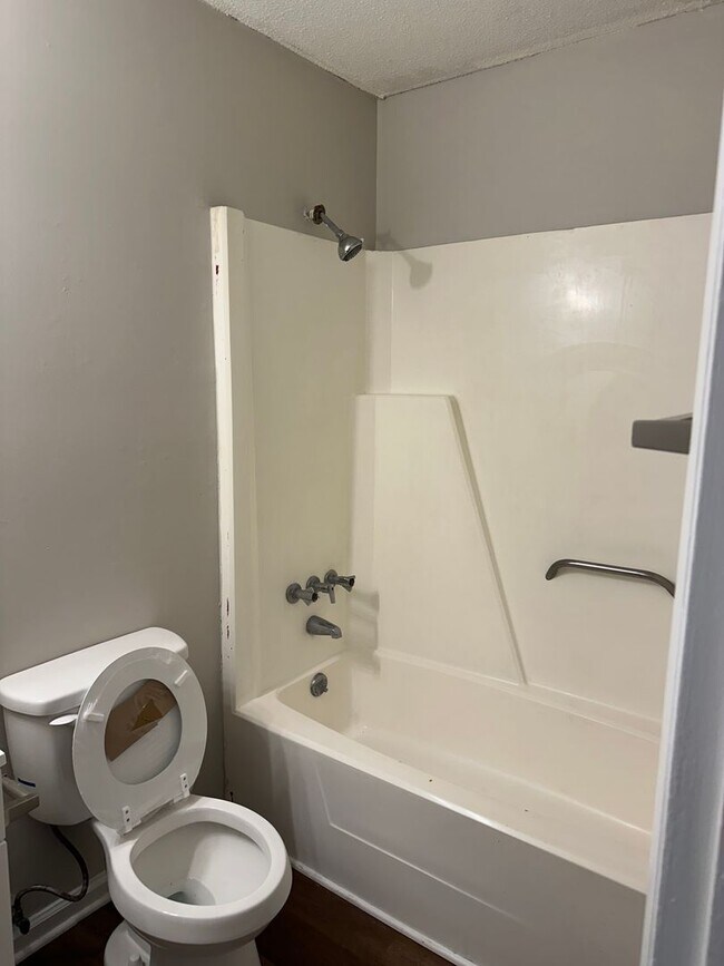 Building Photo - Newly updated pet friendly 3 bedroom duplex.