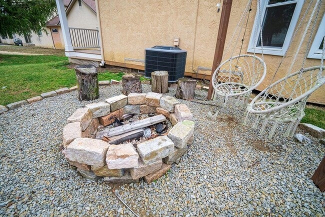 Building Photo - 39 Groton Dr