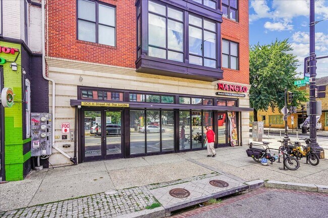 Building Photo - Great Luxury 3 Bedroom 2 Bath on H st NE! Offering half month free rent with a 12 month lease