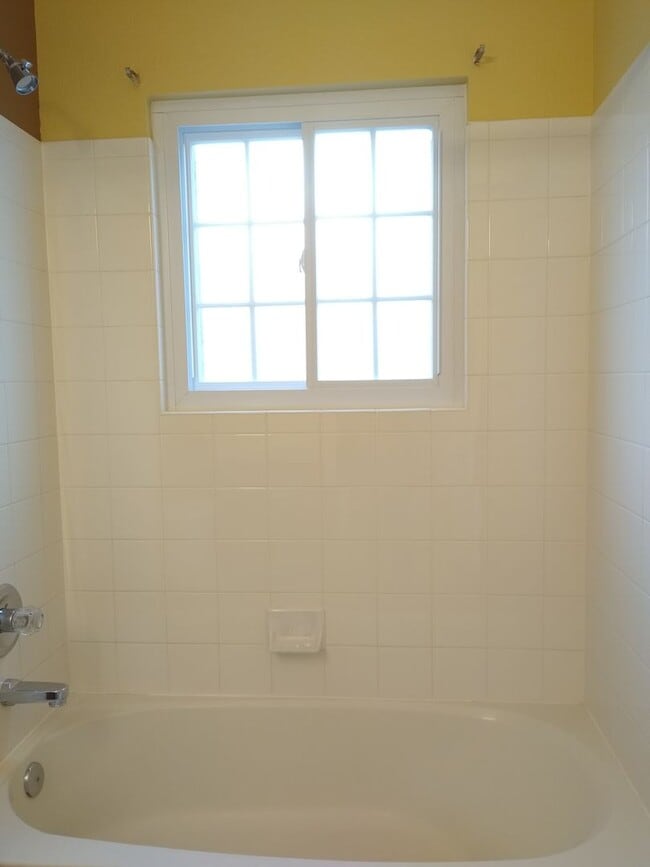 Building Photo - Super 2 Bedroom 2 Bath Townhome with 2 Car Garage Near Aurora Hills Golf Course