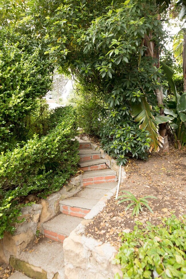 Building Photo - 3 Bedroom 2 Bathroom Home in Mission Canyon