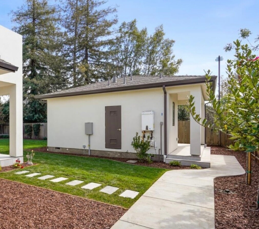Guesthouse unit separated from main house - 4206 Pomona Ave