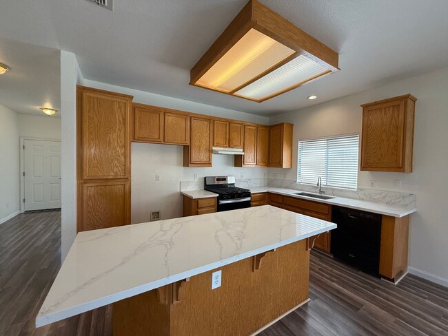 Building Photo - 4-bedroom two story home in Sylvan School ...