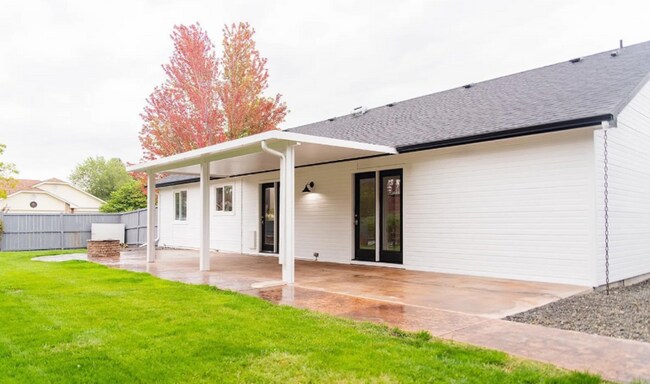 Building Photo - 434 W Bosanka Dr