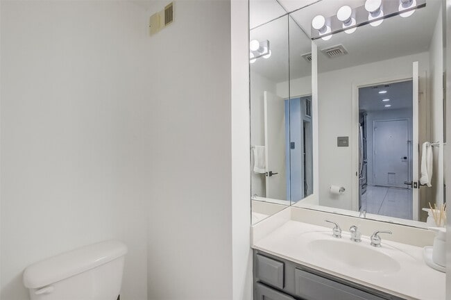 Building Photo - 1112 Bering Dr