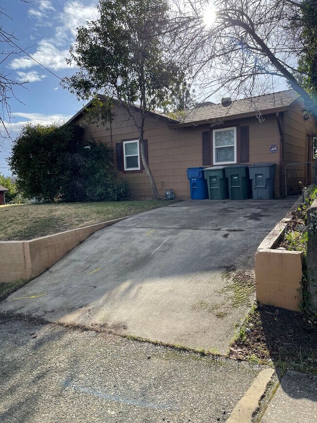 Building Photo - CHARMING 4 BED 2 BATH HOUSE NEAR DOWNTOWN