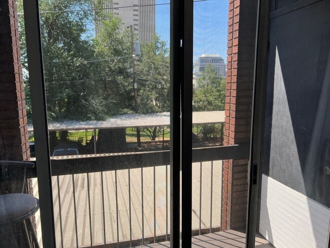 Building Photo - Amazing Room Downtown Renovated/Fireplace/Balcony/View