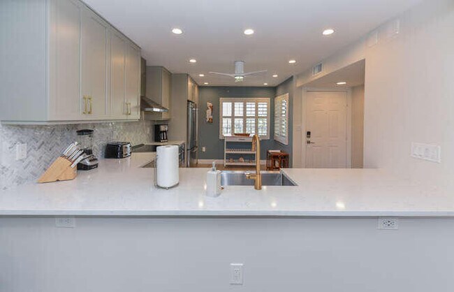 Building Photo - 275 Palm Ave