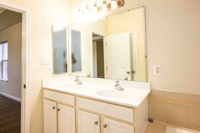 Building Photo - 2691 Sheffield Hill Way