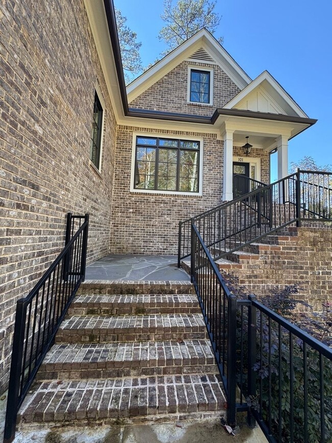 Building Photo - Grandeur Brick 4/3.5 with Bonus Room in Th...