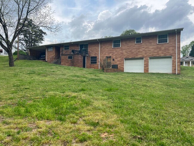 Building Photo - 733 Pine St