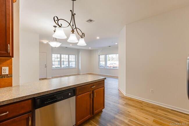 Building Photo - 975 Main St