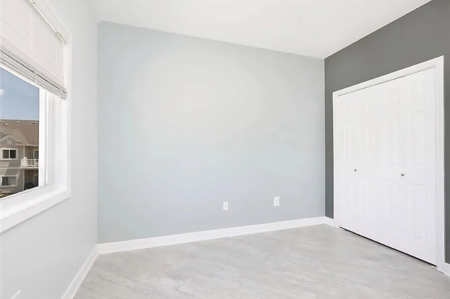 Building Photo - 1760 SE LA Grant Pkwy