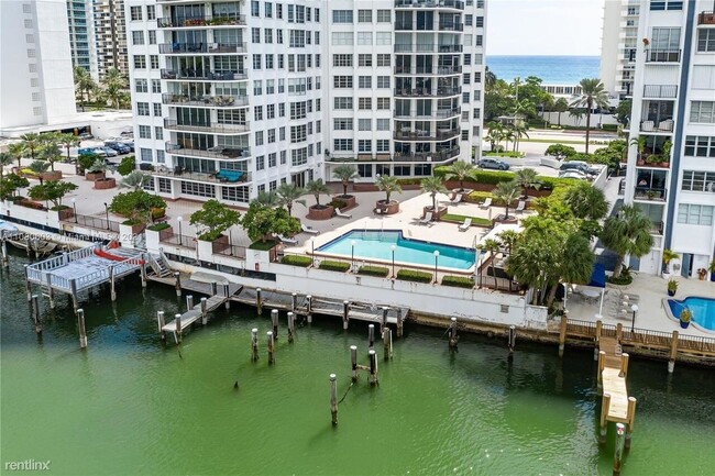 Building Photo - 2 br, 2.5 bath Condo - 5660 Collins Ave Ap...