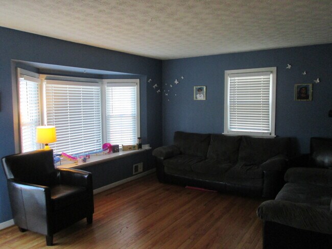 Building Photo - Three Bedroom Highland Springs Home. Available in September