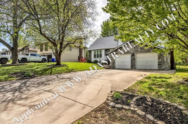 Building Photo - Beautiful 4 Bed 2 Bath Home in Olathe-Available in JULY!!