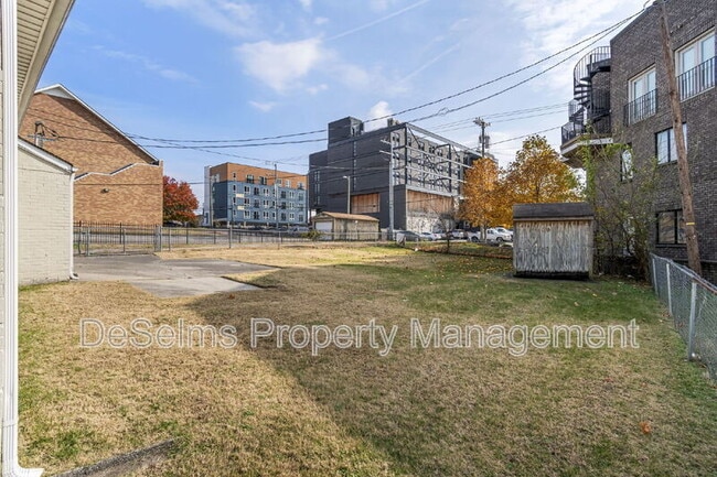 Building Photo - 802 Ramsey St