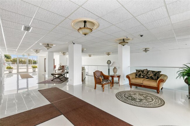 Building Photo - 2715 N Ocean Blvd